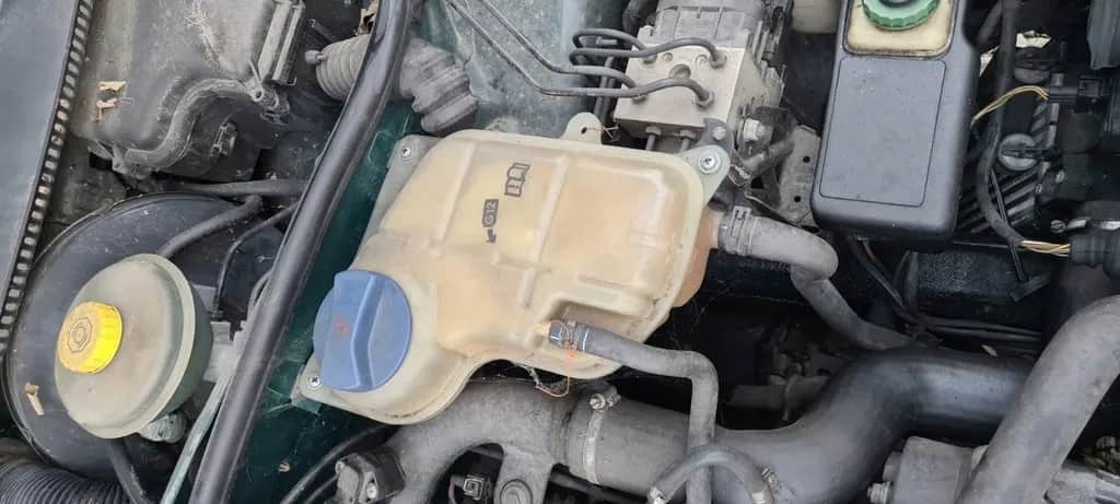 Ile wchodzi płynu do chłodnicy passat b5? Sprawdź, aby uniknąć problemów