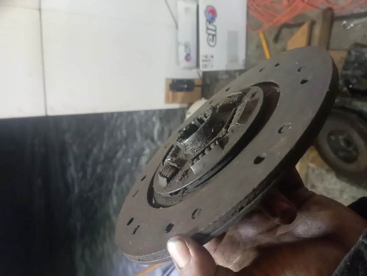 Jaką stroną założyć tarczę sprzęgła Luk, aby uniknąć błędów?