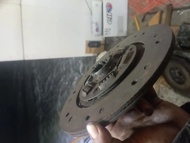 Jaką stroną założyć tarczę sprzęgła Luk, aby uniknąć błędów?