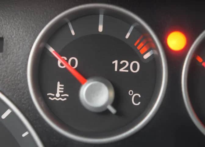 Brak płynu w chłodnicy - co oznacza kontrolka i jak reagować