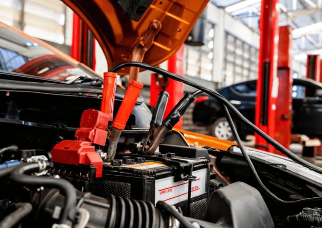 Jak podłączyć prostownik do rozrusznika, aby uniknąć problemów z uruchomieniem