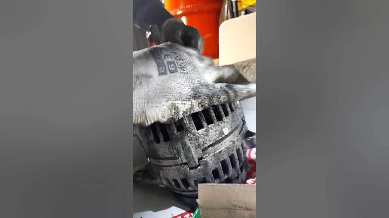 Uszkodzone sprzęgło alternatora objawy - jak je rozpoznać i uniknąć kosztów