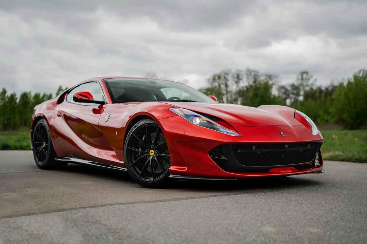 Ile kosztuje wypożyczenie ferrari? Ceny, które zaskoczą każdego