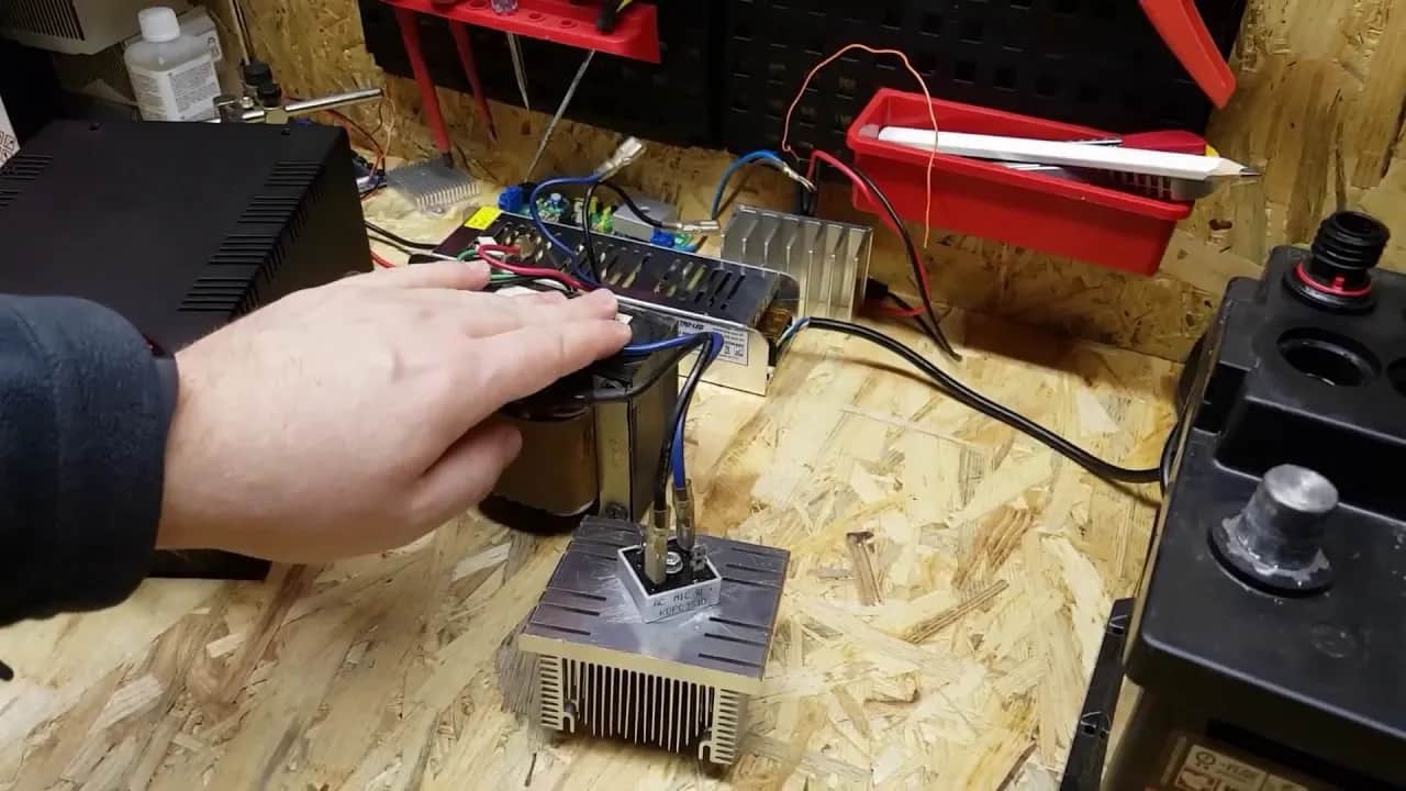 Czym się różni prostownik od ładowarki? Kluczowe różnice i wybór