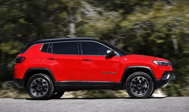 Jaki SUV w teren wybrać, aby nie utknąć w trudnych warunkach?