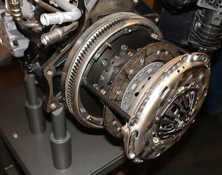 Czy można jeździć ze spalonym sprzęgłem? Poznaj ryzyko i objawy