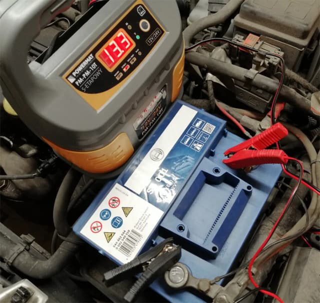 Jak bezpiecznie podłączyć prostownik w mondeo mk4 i uniknąć problemów